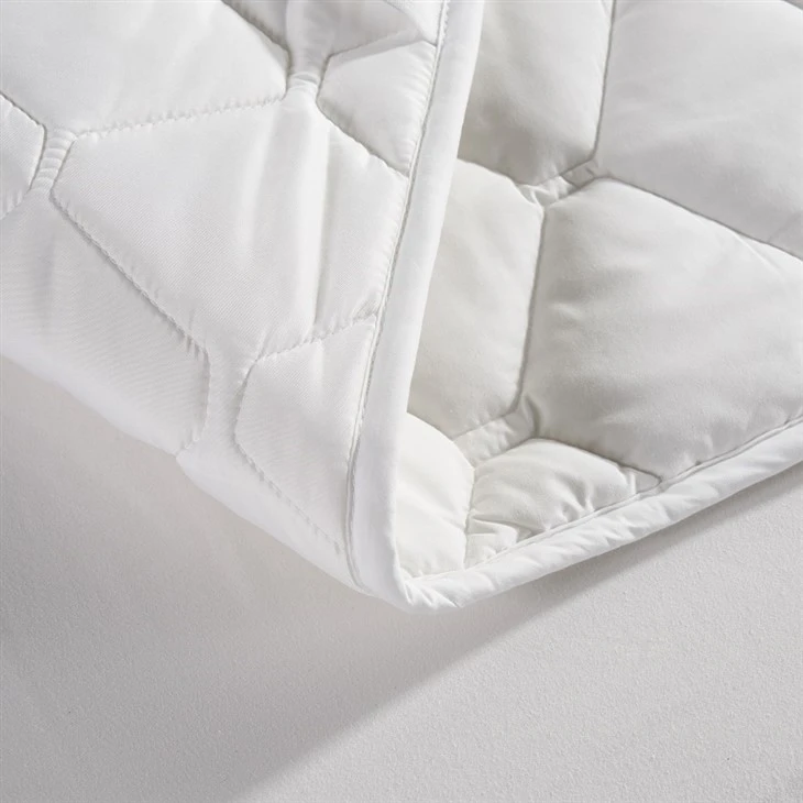 White Comfortable Polyester Mattress Protector factory